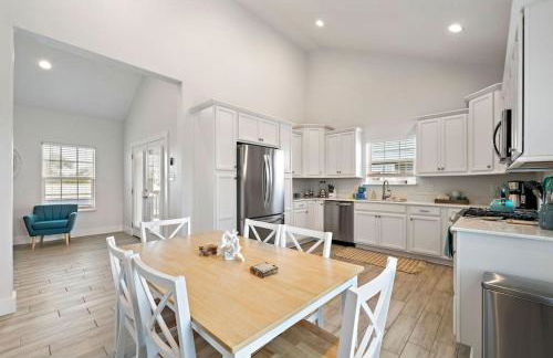 Gorgeous Home with Huge Private Pool and Game Room - Foto 13