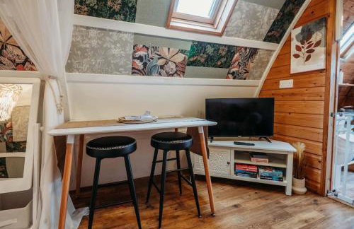 Robin Nest - Cosy Shepherd's Hut Hideaway - Photo 19