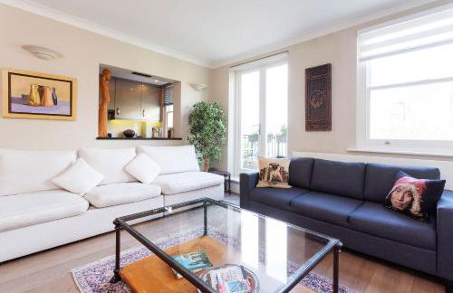 Veeve - Garden Square Serenity - Photo 1