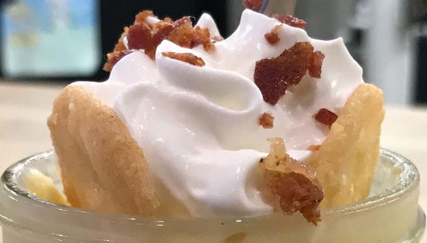 Probando un rico helado