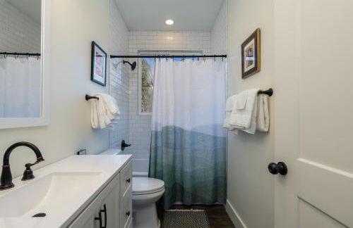 New Riverfront Home with Mtn Views - Foto 10