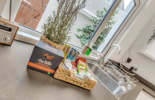 JUNGLE HOT TUB, games room, near eateries, micro brewery, pubs, beauty salons and boutique shops, Argyle, free Netflix, in the heart of Plymouth - Dogs welcome - Hosted by Absolute Accommodation Plymouth - Foto 48