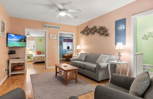 Stay Steps from Beach with Pool AC Parking - Foto 1
