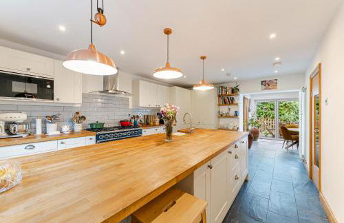 Whimsical Countryside Escape with Sprawling Garden - Foto 8