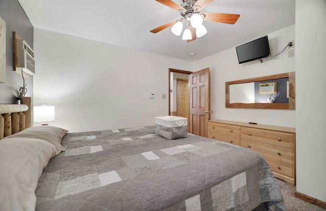 Woodland Oasis by Avantstay Hot Tub, Firepit, Walk to Lake - Photo 22