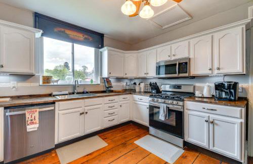 Lakefront Cayuga Retreat with Private Deck and Hot Tub - Foto 3