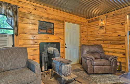 Wright City Cabin with Fire Pit and Forest Views! - Foto 4