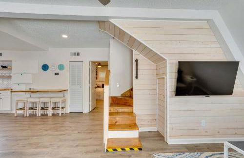 Cozy 3BRand3BA • Sleeps 9 • 0 3 Mi to Beach • PCB - Foto 18