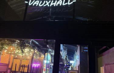 Vauxhall Central - Spacious 3-Bed Serviced Apartment- Balcony-Free Parking - Lift - Sleeps 7 - Foto 37