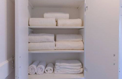 1970s Style Cozy Home with Fireplace Yard and Hot Tub - Foto 10