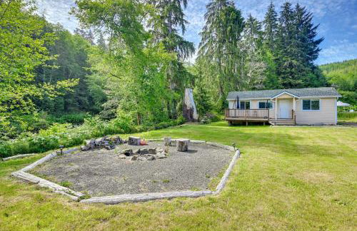 Walk to Beach Creek-Front Sekiu Home with Fire Pit! - Foto 1