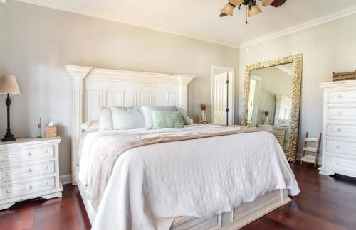 Bayou Breeze Retreat with Pool & River Access - Foto 5