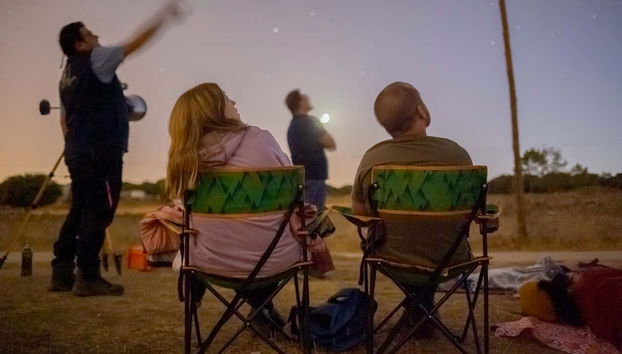 Con lo sguardo rivolto verso il firmamento