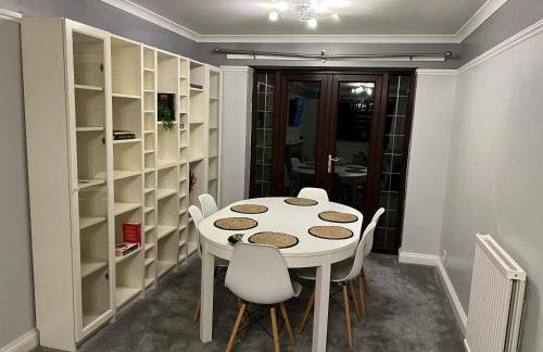 Spacious 4 Bedroom House in Corby Sleeps 9 Parking - Foto 3