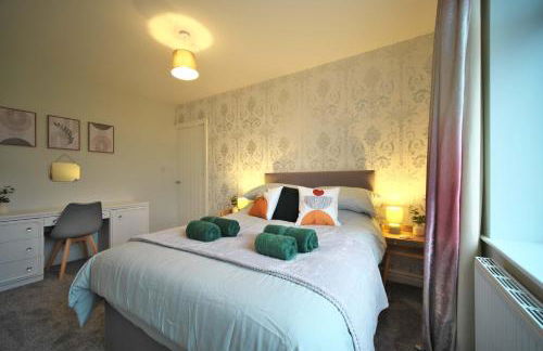 Luxury Bungalow, 3 bedrooms, 5 beds, sleeps 8, transport links, parking, Wi-Fi - Foto 4