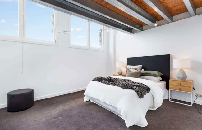Light-filled Converted Warehouse 2 Bedroom Apartment in Prahran - Foto 1