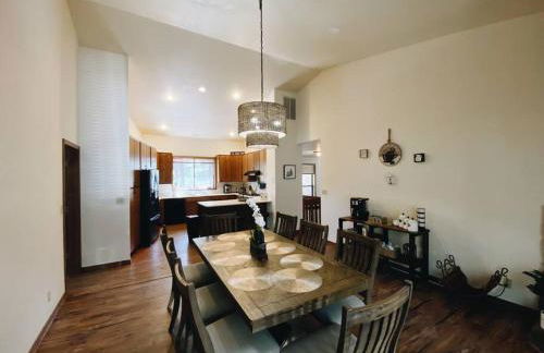 Kathys Cabin, King Bed, Hot Tub, Near-NAU & Downtown attractions, Perfect Year-Round Mountain Getaway - Photo 15