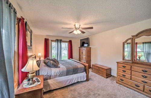 Kayaks and Boat Dock Waterfront Home in Grove - Foto 14