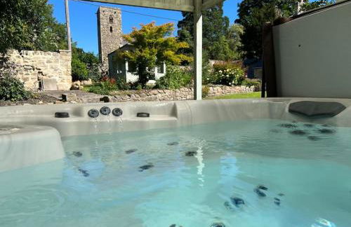 10 Bed Stunning House in village, with Hot Tub - Photo 3