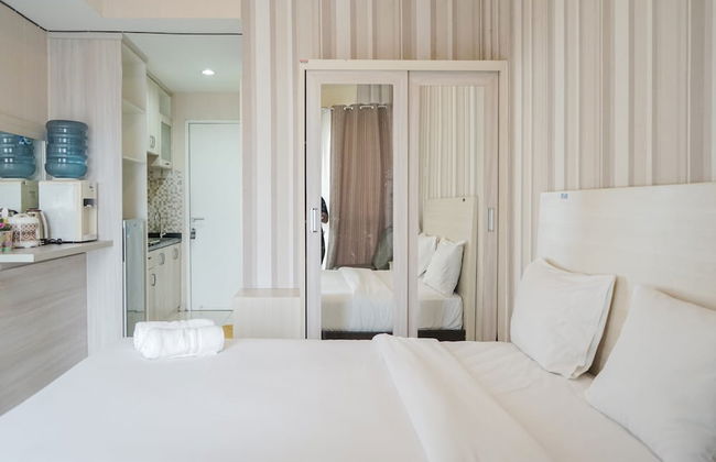 Minimalist and Stylish Studio Skylounge Tamansari Apartment By Travelio - Foto 19