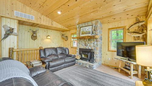 Four-Season Lake Cabin with Canoe and Paddle Boat! - Foto 4