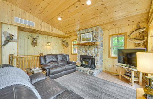 Four-Season Lake Cabin with Canoe and Paddle Boat! - Foto 4