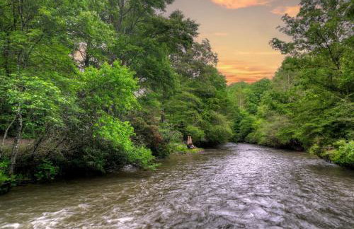 A Little Bit of Heaven Swim in the creek soak in the hot tub and relax in comfort - Foto 4