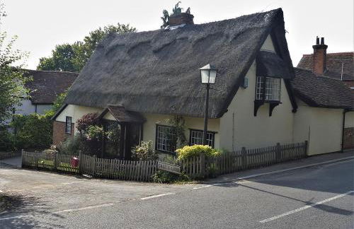 Beautiful Cottage opposite Hedingham Castle! - Photo 1