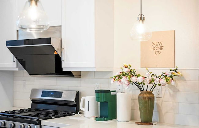 Chic Modern Retreat With Stunning Views 1360 Sqft - Photo 11