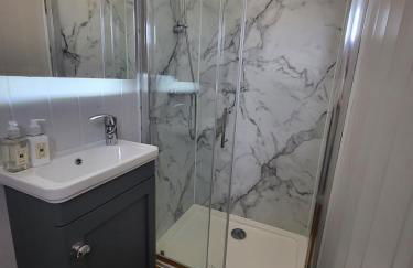 Cosy Hut Immersed in Nature with Private Hot Tub - Foto 12