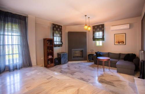 Τraditional fully detached villa on a luxurious hillock of Thessaloniki with its own garden also for family & wedding gatherings for 10 to 25 people only 15 minutes from airport - Foto 22