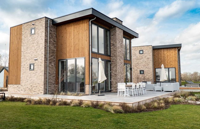 Luxury Villa With Dishwasher - Photo 1