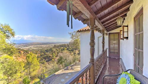 The Castle Hacienda Heights Home with Patio and Pool - Foto 2
