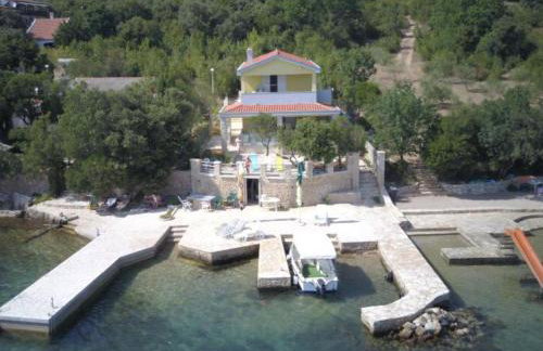 Beachfront Apartment Live - Photo 23