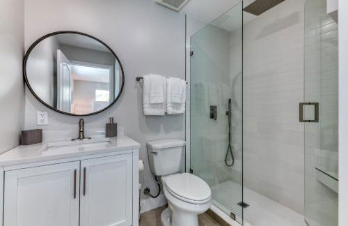 Tropical Villa Pool Home w/ Tiki Bar! Sleeps 9! - Foto 30