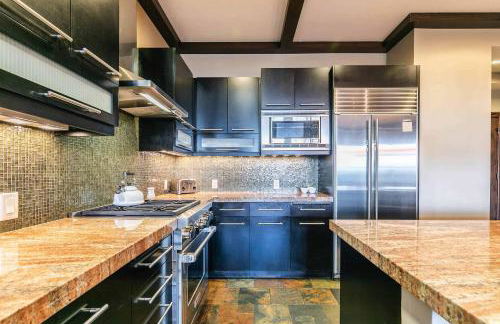 One Village Place 502 by East West Hospitality - Foto 8