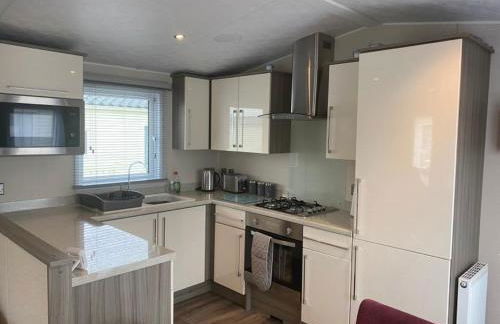 2 Bed Lodge Style Caravan with Hot Tub & Private Garden at Patrington Haven Leisure Park - Foto 13