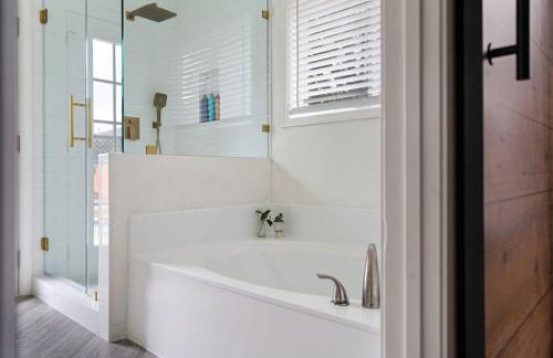 High End Design Home with Pool & Hot Tub Gameroom - Foto 46