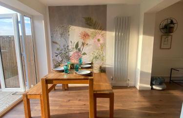 Isleworth House with Garden & private parking - Photo 4