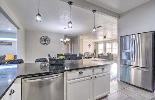 Peaceful Atascosa Home with Balcony and Deck! - Foto 11