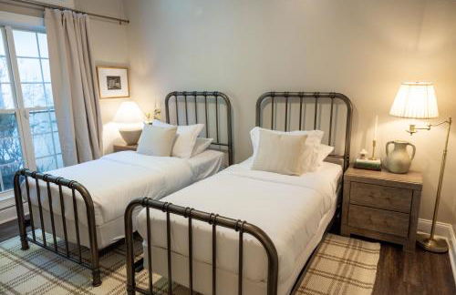 Sink into the Luxe Corner Tub at an Upscale, Spacious Home - Foto 26