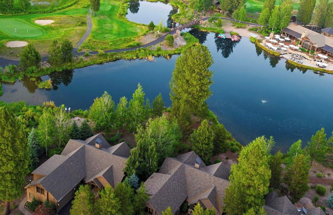 Klamath by Avantstay Gorgeous Mountain Home w/ Fire Pit, Spa & Lake Views - Photo 36