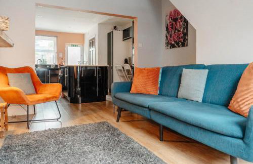 Charming Victorian Terrace near City with Free Parking - Foto 1