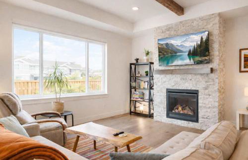 Scenic Modern Home with Private Patio & Fireplace - Foto 1