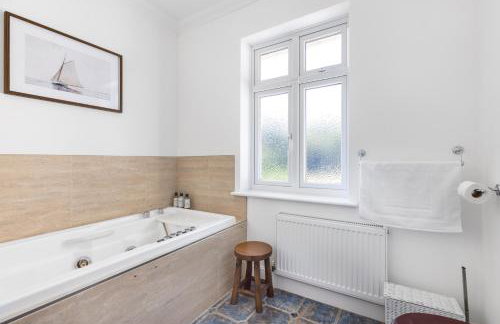 Merry Lakes - Luxury Lakeside Escape with Pool - Just 30 Minutes from London - Foto 41