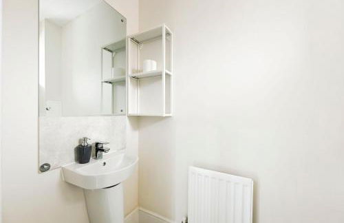 Swan's Place - Large 4bed home, Sleeps 9, Parking x2 & Games room - Foto 11