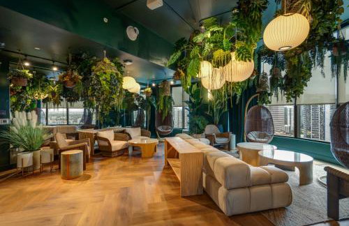 Downtown Condo with Den and Pool Access - Foto 70