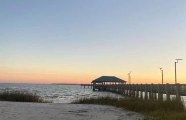 Endless Summer Retreat with Private Pool near Beach - Foto 44