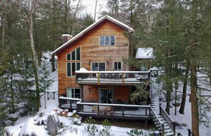 Whimsical Lakefront Chalet - Foto 2