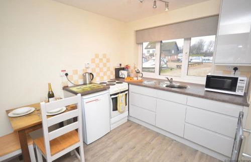 Cavell - sleeps 2 people right in the heart of Wroxham on the Norfolk Broads - Photo 7